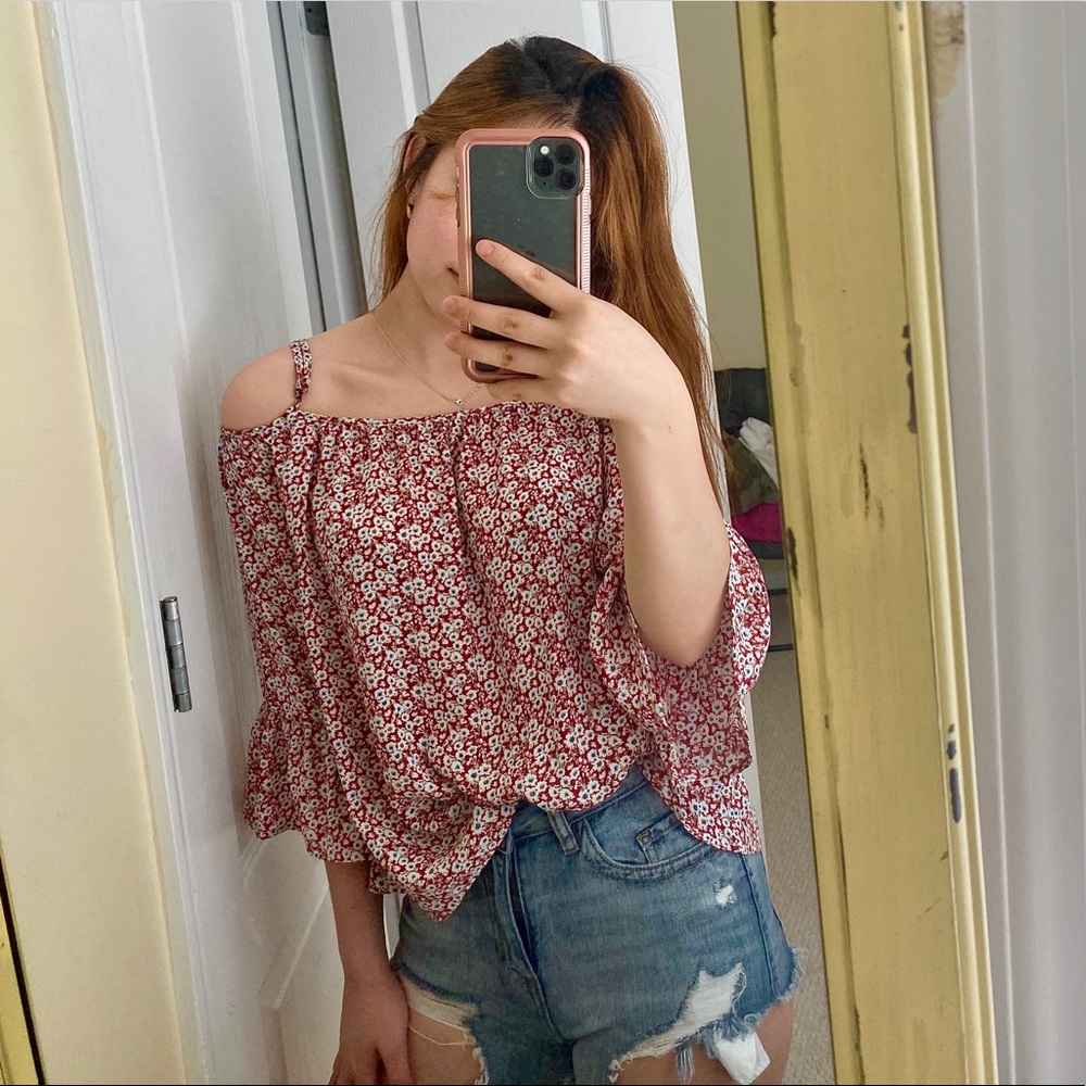 Floral off the shoulder top ✨